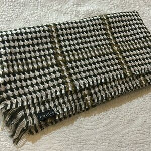 FRAAS The scarf Company knitted scarf. NEW